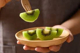 Kiwi é uma fruta poderosa para ajudar no sono e na recuperação muscular por Shutterstock
