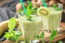 Kiwi é uma fruta poderosa para ajudar no sono e na recuperação muscular por Shutterstock