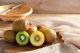 Kiwi é uma fruta poderosa para ajudar no sono e na recuperação muscular por Shutterstock