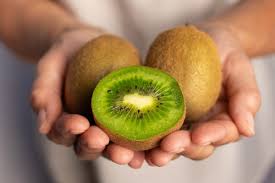 Kiwi é uma fruta poderosa para ajudar no sono e na recuperação muscular por Shutterstock
