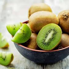Kiwi é uma fruta poderosa para ajudar no sono e na recuperação muscular por Shutterstock