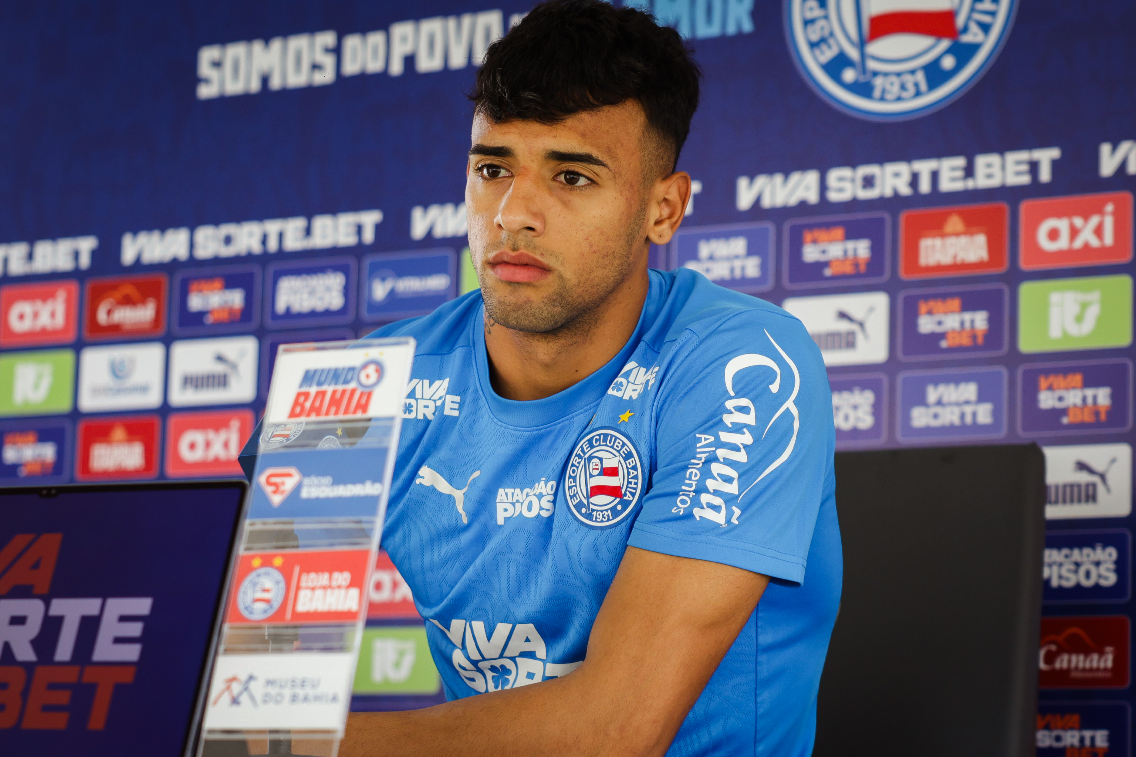 Lucho em entrevista coletiva por Letícia Martins/EC Bahia 