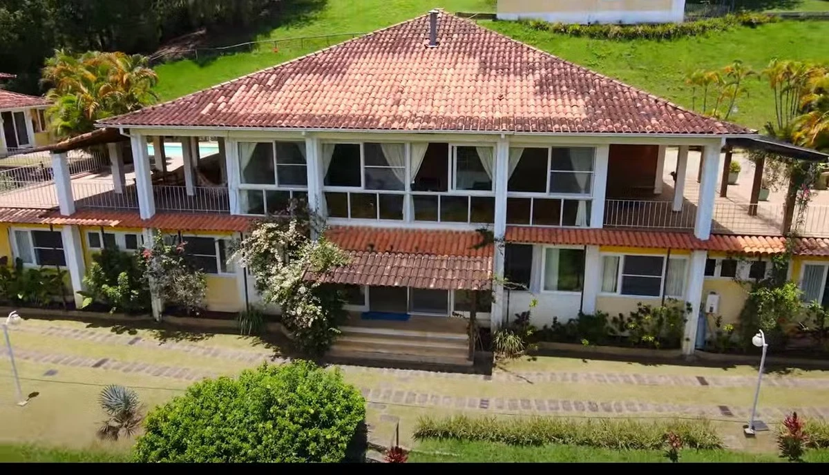 Mansão de Cid Moreira em Itaipava por Reprodução