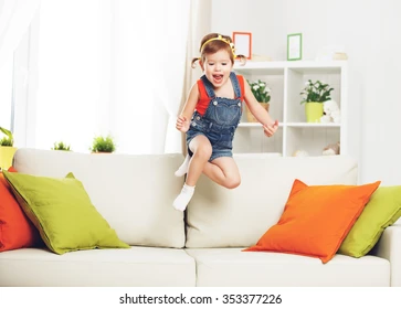 Mantenha o sofá bem cuidado mesmo com crianças e pets em casa por Shutterstock
