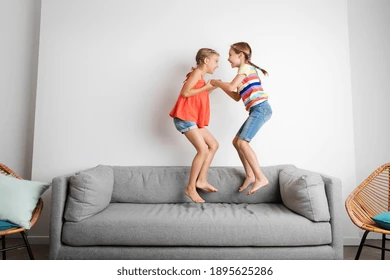 Mantenha o sofá bem cuidado mesmo com crianças e pets em casa por Shutterstock
