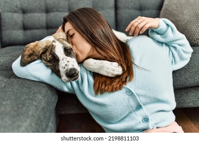 Mantenha o sofá bem cuidado mesmo com crianças e pets em casa por Shutterstock