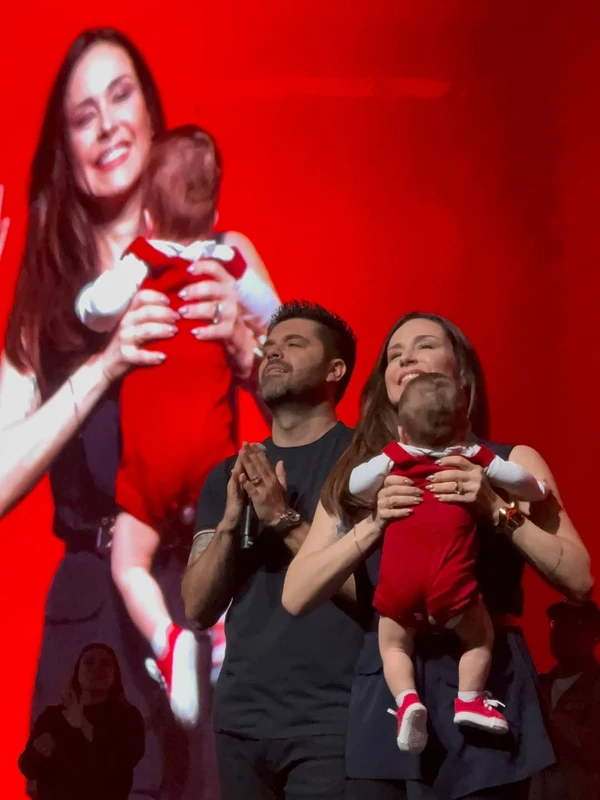 Nadja Haddad com o marido e o filho  por Reprodução/Instagram