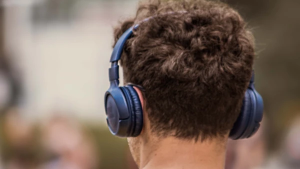 O uso desses fones de ouvido especiais pode deixar o ouvido e o cérebro mal acostumados.