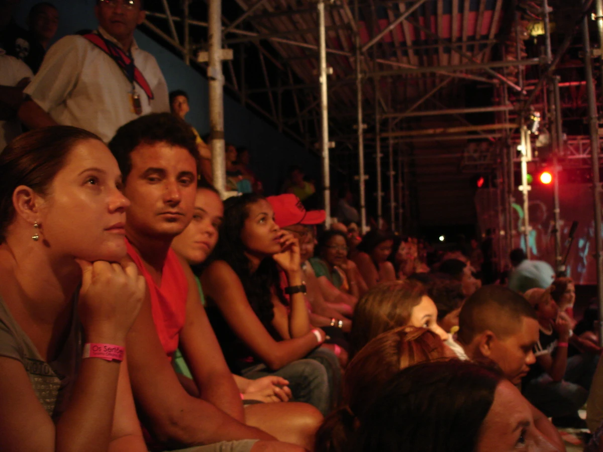 Público acompanha passagem do Teatro Oficina por Canudos, durante a montagem da peça Os Sertões,