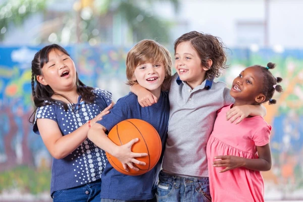 Racismo tem danos imensos na vida da criança por Shutterstock