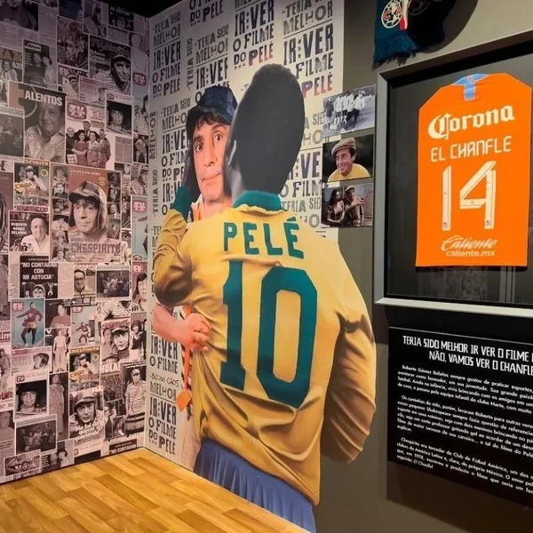 São diversas montagens, entre elas esta aqui, com Pelé dando um beijo em Chaves por Divulgação
