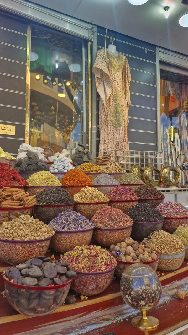 Souk de especiarias: temperos com uma variedades de cores e sabores