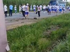 Imagem - Ônibus com torcedores do Bahia tomba na BR-101 a caminho de jogo contra Sport