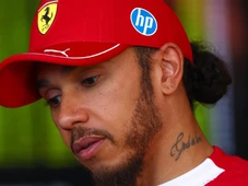 Imagem - Hamilton diz que é 'absolutamente inútil' e dá sugestão chocante à Ferrari