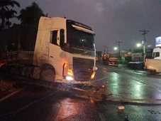 Imagem - Carreta cruza canteiro e derruba poste causando interdição na BR-242, na Bahia