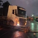 Imagem - Carreta cruza canteiro e derruba poste causando interdição na BR-324, na Bahia