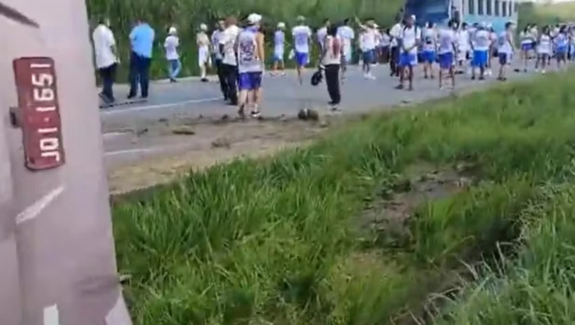 Imagem - Ônibus com torcedores do Bahia tomba na BR-101 a caminho de jogo contra Sport