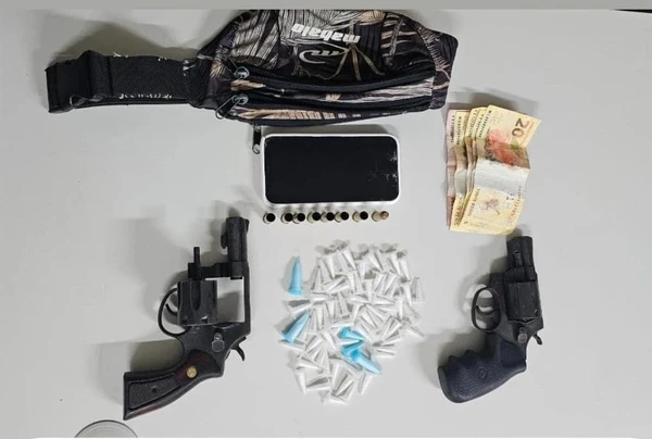 Armas e drogas foram apreendidas