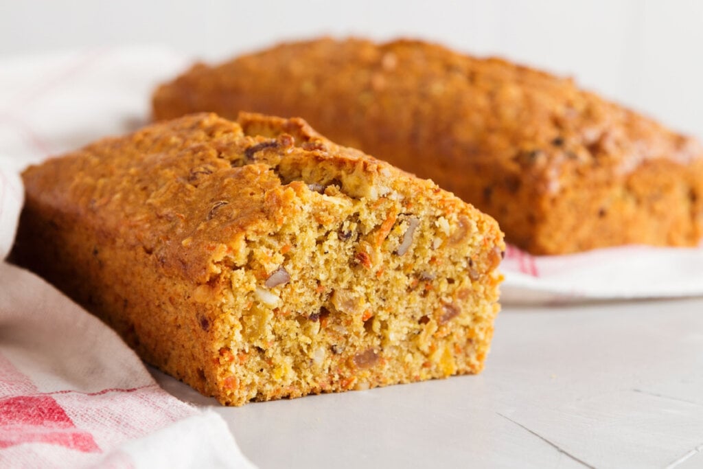 Bolo de cenoura e nozes (Imagem: TorriPhoto | Shutterstock)