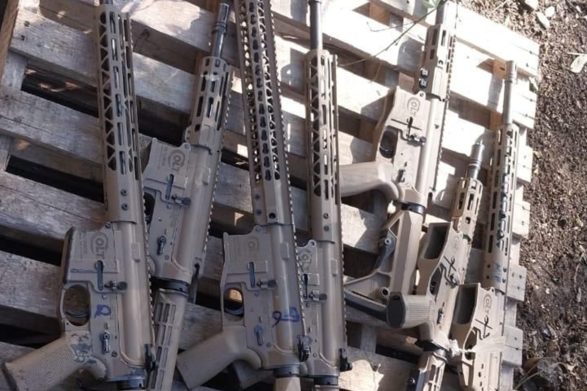 Fuzis foram encontrados pela polícia por Divulgação/SSP