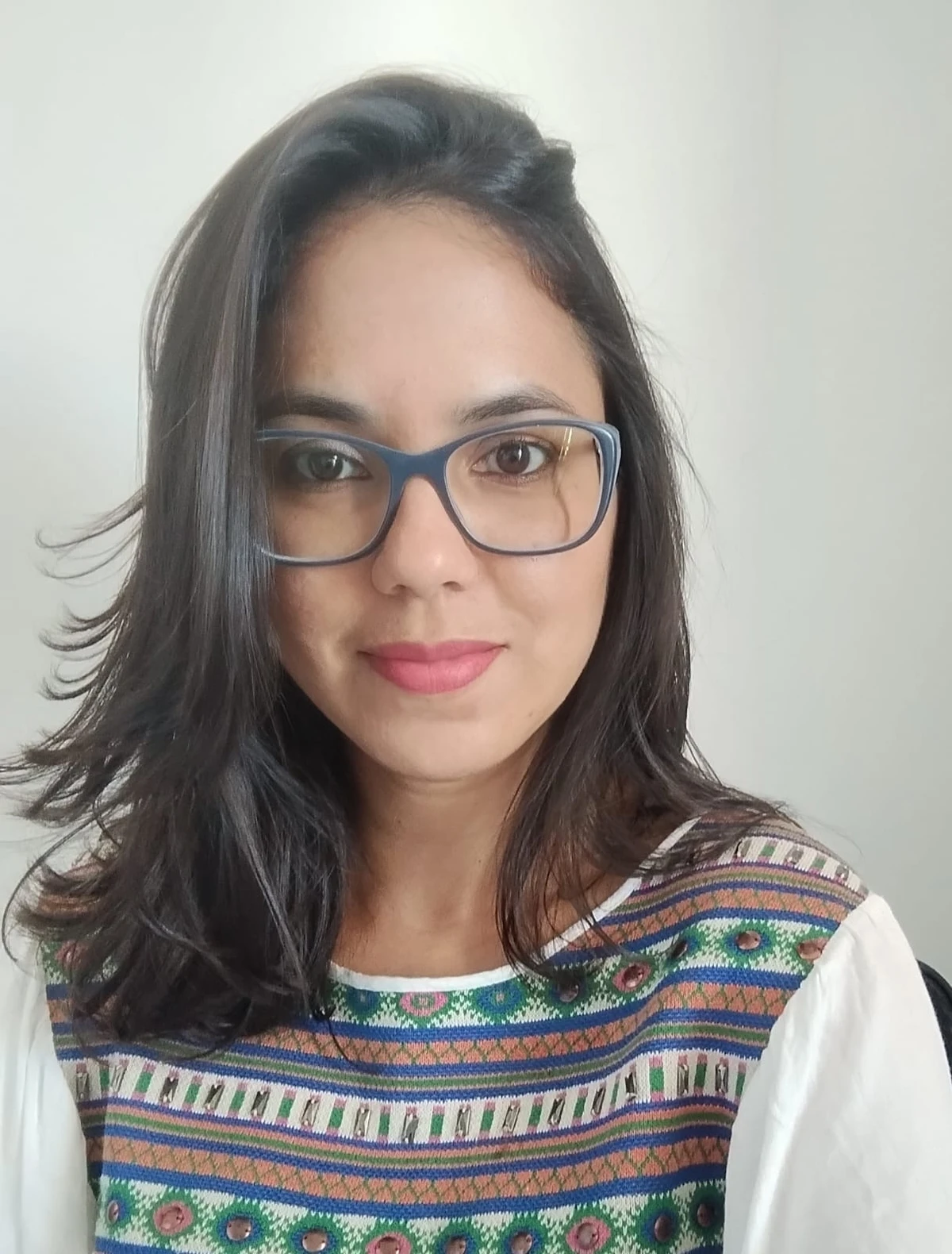 A psicóloga Isis Oliveira pontua que tarefas pendentes acumuladas em casa trazem à cognição a informação de que a pessoa não está 