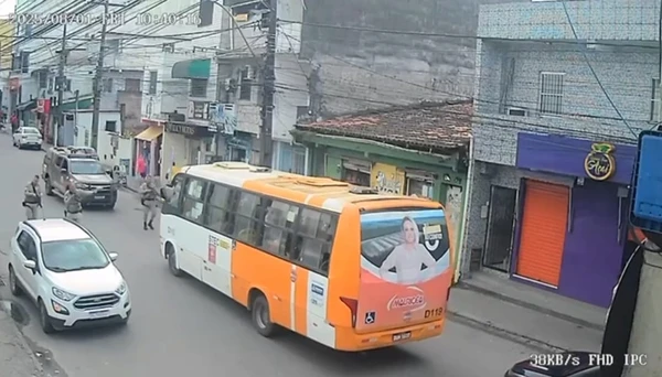 Ação foi registrada por câmeras de segurança