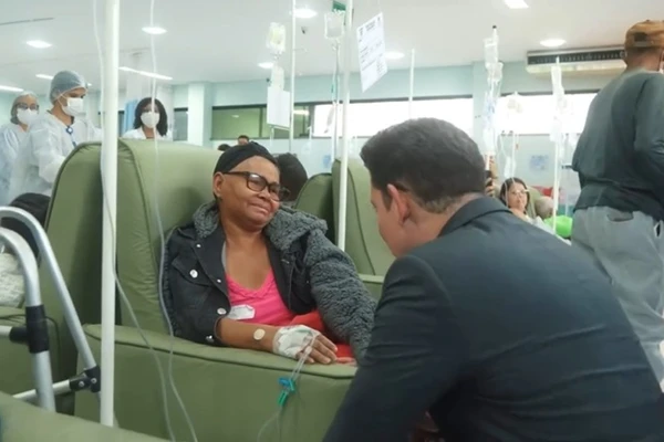 Bruno Leonardo cumprimentou pacientes da instituição por Reprodução/ Redes sociais
