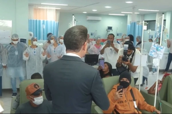 Bruno Leonardo realizou oração com os pacientes por Reprodução/ Redes sociais