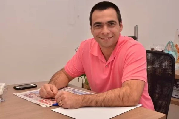 Empresário Thomas Storino Britis, de 44 anos, morreu na manhã deste sábado (2) durante um salto de paraquedas por Reprodução