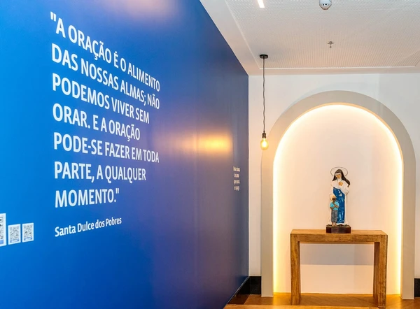O aeroporto conta com um espaço permanente em homenagem à Santa Dulce