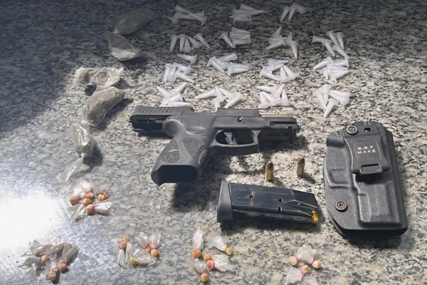 Polícia apreendeu drogas e uma pistola