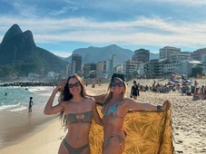 Imagem - Aos 82 anos, 'Garota de Ipanema' encanta em clique com a neta na praia e semelhança impressiona