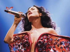Imagem - VÍDEO: Fã de Katy Perry desmaia nos braços da cantora em show