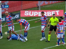 Imagem - Lance bizarro: Deyverson pisa duas vezes no goleiro do próprio time
