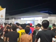 Imagem - Multidão invade delegacia, coloca fogo e espanca preso até a morte