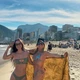 Imagem - Aos 82 anos, 'Garota de Ipanema' encanta em clique com a neta na praia e semelhança impressiona