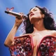 Imagem - VÍDEO: Fã de Katy Perry desmaia nos braços da cantora em show