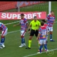 Imagem - Lance bizarro: Deyverson pisa duas vezes no goleiro do próprio time
