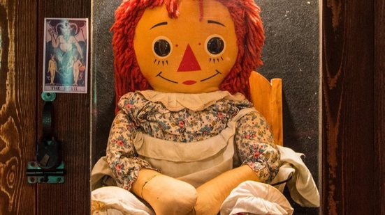 A boneca original Annabelle está exposta dentro de uma caixa de vidro e é considerado o item mais perigoso do museu  por Reprodução/Warren Museum