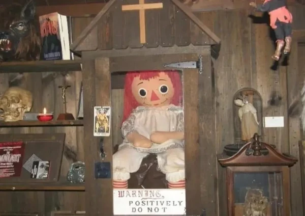 A história da boneca do mal começou a se popularizar em 2013, depois do filme Invocação do Mal por Reprodução/Warren Museum