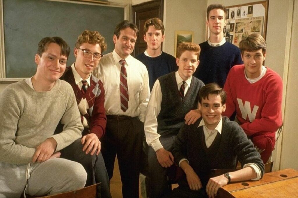 “Sociedade dos Poetas Mortos” acompanha um professor que desafia seus alunos a desafiar padrões (Imagem: Reprodução digital | Warner Bros.) por Imagem: Reprodução digital | Warner Bros.