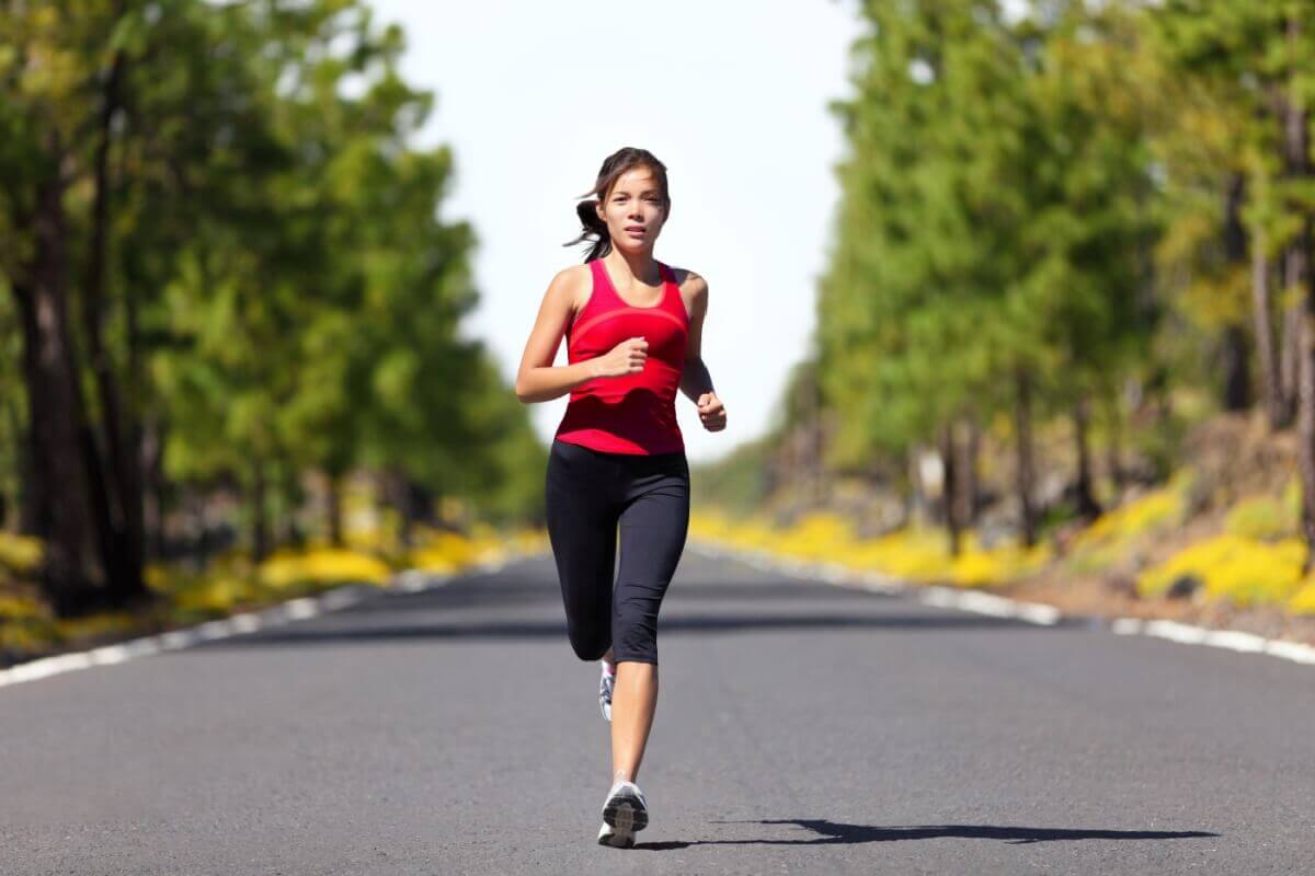 A corrida, um esporte de baixo custo, pode ser praticada em qualquer lugar e tem um impacto direto na qualidade de vida (Imagem: Maridav | Shutterstock)