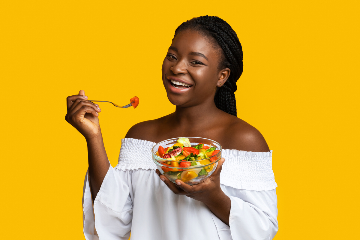 Alimentação balanceada ajuda a manter o bem-estar do corpo (Imagem: Prostock-studio | Shutterstock)