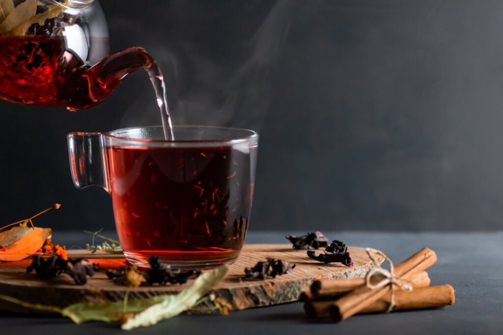 Chá de hibisco, gengibre e canela (Imagem: Halil ibrahim mescioglu | Shutterstock)