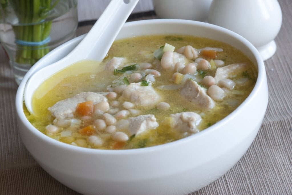 [Edicase]Sopa de feijão-branco com frango (Imagem: Martin Turzak | Shutterstock)  por Imagem: Martin Turzak | Shutterstock