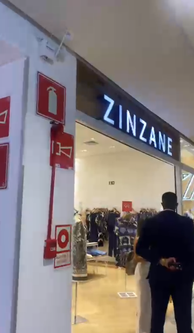 Ex-funcionárias protestam em loja da Zinzane por Reprodução