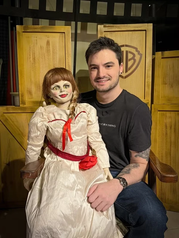 Felipe Neto segura boneca Annabelle na Casa Warner, que foi destruída por incêndio por Reprodução/X