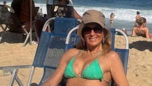Helô Pinheiro aparece só de biquíni e corpo aos 82 anos rouba a cena na web por Reprodução/Instagram