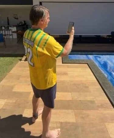 Ele também foi filmado com a tornozeleira eletrônica, em casa, enquanto fazia chamada com o filho Flávio Bolsonaro por Reprodução