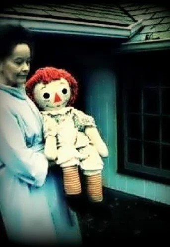 Lorraine Warren segurando a temida Annabelle por Reprodução